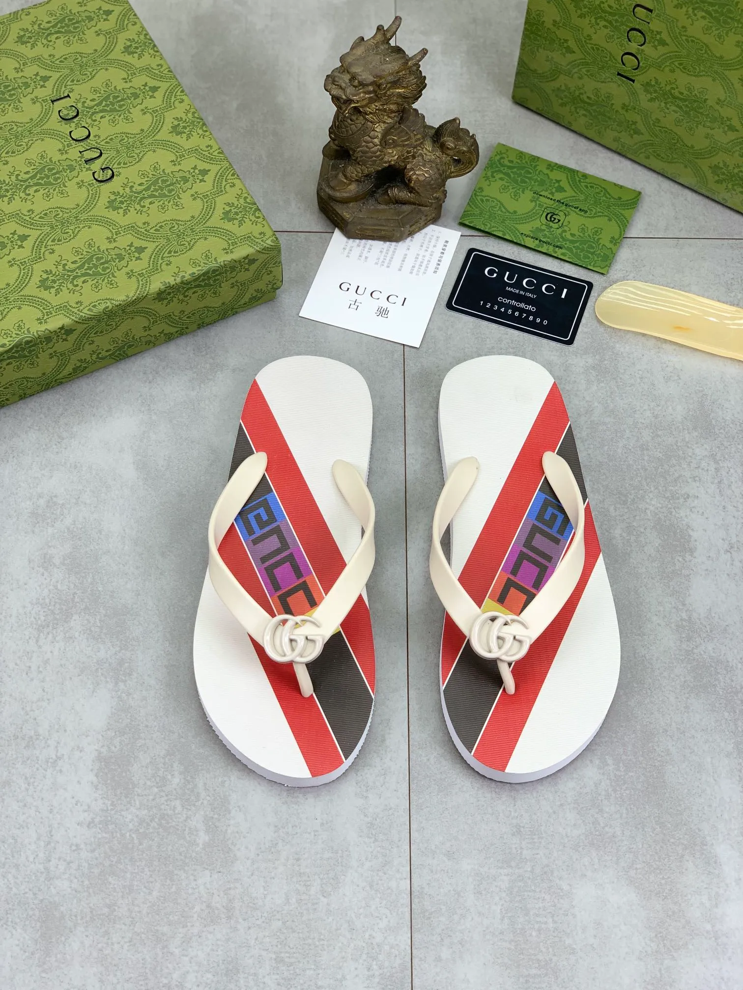 Men's men's shoes 💰P220💰【New style】🆘【GUCCI】Official website's popular Gucci adult couple 🧑‍🤝‍🧑 style, children's flip-flops are on sale at the counter simultaneously! Original fabric imported from Italy. Original bottom provided by the original factory. Size: Adult 36-45. Children’s size: 30-37. Multiple colors available.